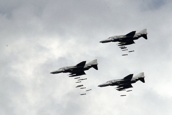 2015년 8월 통합화력 격멸훈련에서 F-4E 편대가 폭탄을 투하하고 있다. F-4E는 폭격기 못잖은 폭장량을 자랑한다. 중앙포토