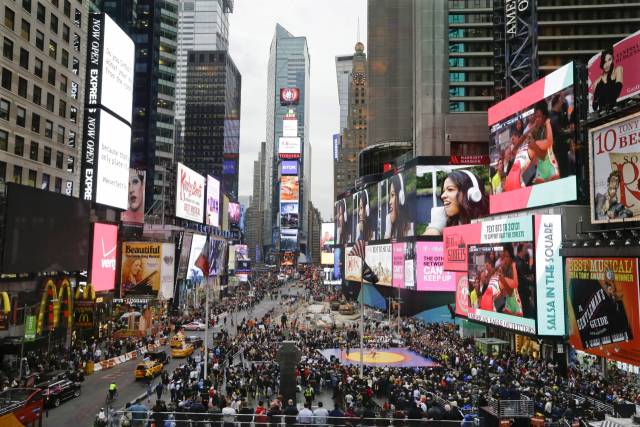 미국 뉴욕 타임스웨어의 모습. 고층빌딩 벽면을 전광판이 가득 메우고 있다. 연합뉴스