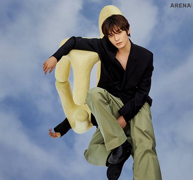 울, 모헤어 소재의 싱글브레스트 재킷 가격미정·세이지 컬러 코튼 플리츠 트라우저 가격미정·카프스킨 소재 폴리오 슬리퍼 120만원 모두 로에베 제품.