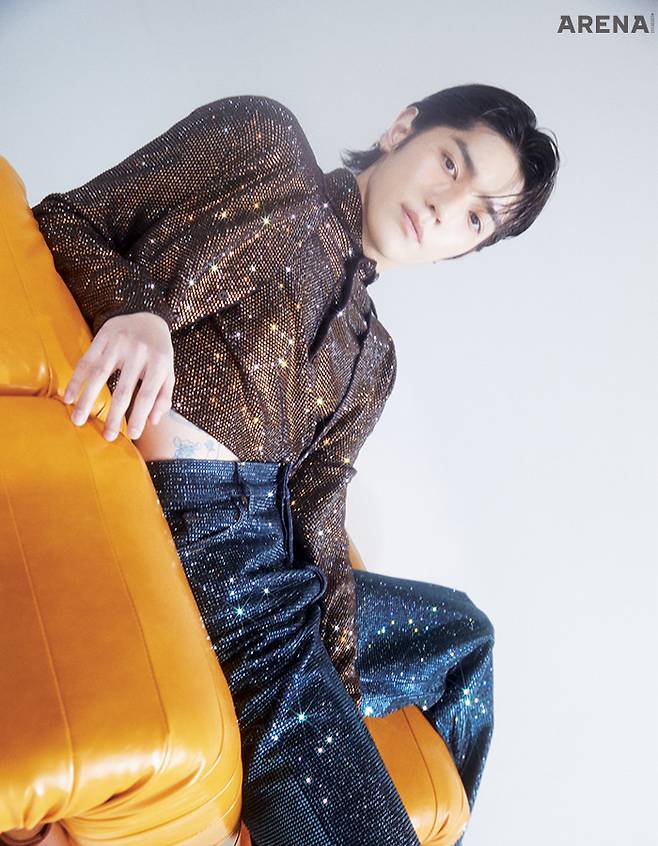 캐시미어 소재 엠블리시드 크롭트 카디건·폴로 니트·엠블리시드 하이웨이스트 로 데님 팬츠 모두 가격미정 로에베 제품.