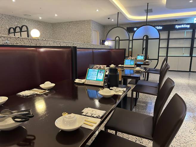 10일 서울 광화문 인근 중식당 테이블에 무인 단말기(키오스크)가 설치된 모습. /양범수 기자