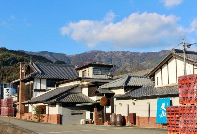 사가현의 대표 양조장 중 하나인 덴잔주조는 덴잔(천산) 아래에서 150년 넘게 술을 빚고 있다.