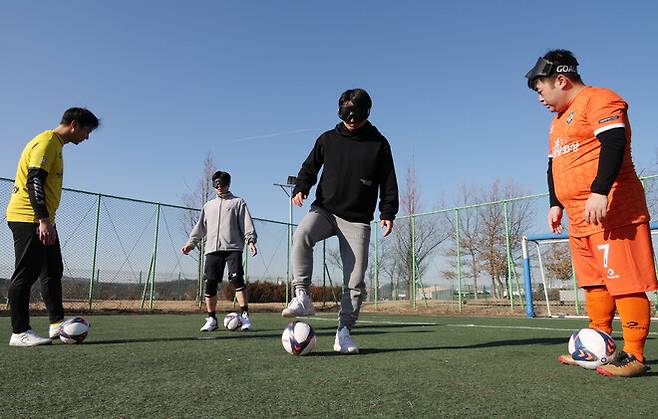 한겨레 기자들이 시각장애인 축구에서 사용한 ‘암막 눈가리개’를 착용하고, 화성시청 시각장애인 축구부 선수들과 함께 드리블 훈련을 하고 있다. 신소영 기자