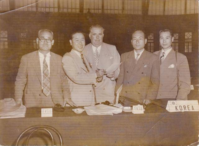 1951년 이탈리아 밀로나에서 열린 자유 노련 세계대회에 참석한 전진한(사진 맨 왼쪽). 노동운동을 했으나 반공주의자였다. 현암사 제공