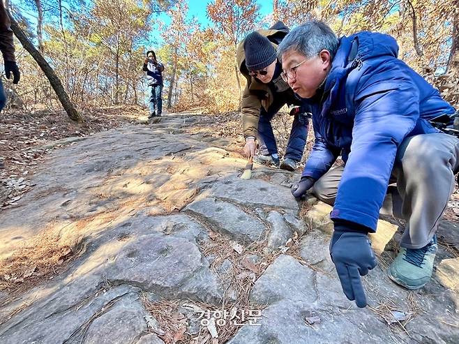 황평우 한국문화유산정책연구소장(오른쪽)과 김종원 전 교수가 지난 23일 대구 달성군 죽곡산 정상 부근에서 바위구멍(성혈)이 새겨진 유적을 살펴보고 있다. 백경열 기자