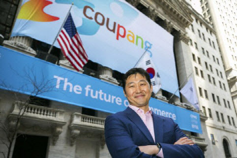 쿠팡을 창업한 김범석 이사회 의장이 작년 3월 11일(현지시간) 미국 뉴욕의 뉴욕증권거래소(NYSE) 앞에서 포즈를 취하고 있다(사진=AP/연합뉴스 제공)