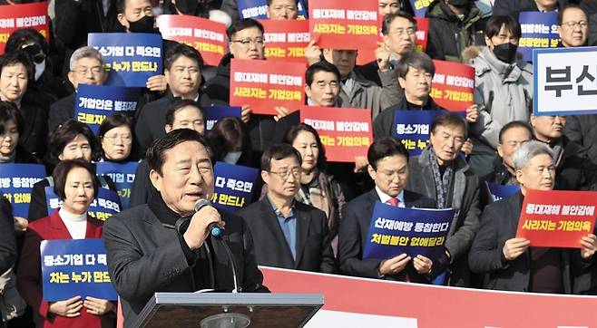 31일 서울 여의도 국회 본관 앞에서 열린 '50인 미만 사업장 중대재해처벌법 유예 법안 통과 촉구 결의 대회'에서 김기문 중소기업중앙회장이 50인 미만 사업장에 대한 중대재해법 적용 유예를 촉구하고 있다. 이날 김 회장은 "산업안전보건법이 있는데 중대재해법까지 적용하는 건 이중삼중 처벌"이라고 말했다. /이덕훈 기자