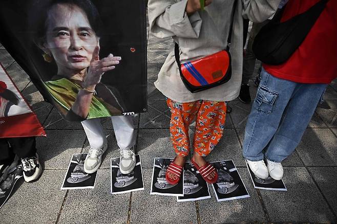 미얀마 쿠데타 3주년을 맞아 시위대가 1일(현지시간) 태국 방콕의 유엔 사무소 인근에서 민 아웅 흘라잉 미얀마 총사령관의 사진을 밟고 서있다. AFP연합뉴스