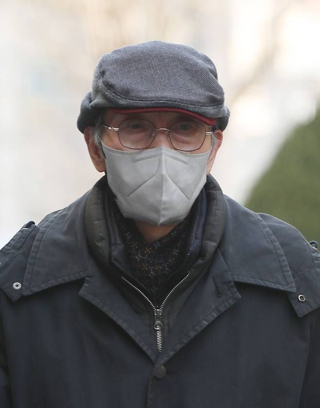 강제추행 혐의로 기소된 배우 오영수가 지난해 2월 3일 수원지법 성남지원에서 열린 첫번째 공판에 출석하고 있다. /뉴스1