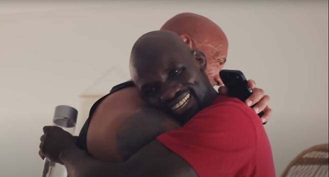 집을 선물 받고 기뻐하는 고림보. 사진=유튜브 화면 캡처