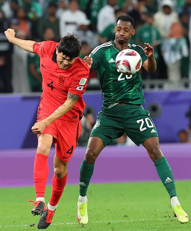 ▲ 듀크는 “한국과 호주의 국제축구연맹(FIFA) 랭킹이 비슷한 거로 알고 있다. 더 발전한 우리의 경기력을 보여주고 싶다. 그라운드 위에서 조국 호주를 자랑스럽게 만들고픈 동기부여가 있다”라고 말했다. 골을 넣으려면 \'벽\' 김민재(왼쪽)을 뚫어야 한다 ⓒ연합뉴스