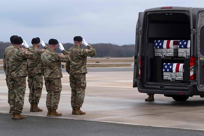 2일 미국 델라웨어주 도버의 공군 기지에서 미 육군 수송팀이 드론 공격으로 사망한 미군 장병 3명의 유해에 거수 경례를 하고 있다. /AFP 연합뉴스