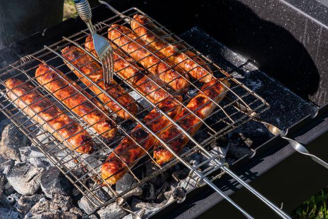군침이 돌게 하는 소시지의 붉은색은 발색제로 첨가된 아질산나트륨에서 기인한다. 게티이미지뱅크