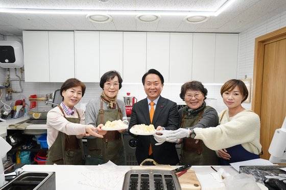 고물가 한파에 지난해 6월 폐업한 이화여대 앞 명물 분식집 '빵 사이에 낀 과일'이 지난해 말 서대문구청 직영점으로 재탄생했다. 사진은 지난달 29일 빵낀과를 찾은 이성헌 구청장(가운데), 창업자 박춘희씨(왼쪽 두번째)와 직원들. 사진 서대문구