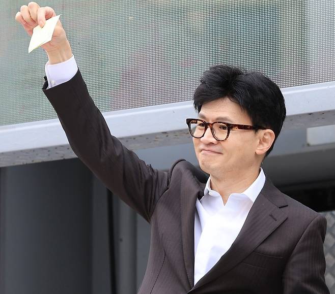국민의힘 한동훈 비상대책위원장이 3일 오후 경기도 김포시 라베니체광장에서 열린 김포-서울 통합 염원 시민대회에 참석해 김포 시민의 염원이 적힌 메모를 전달받은 뒤 메모를 들어올려 보이고 있다 / 사진 = 연합뉴스