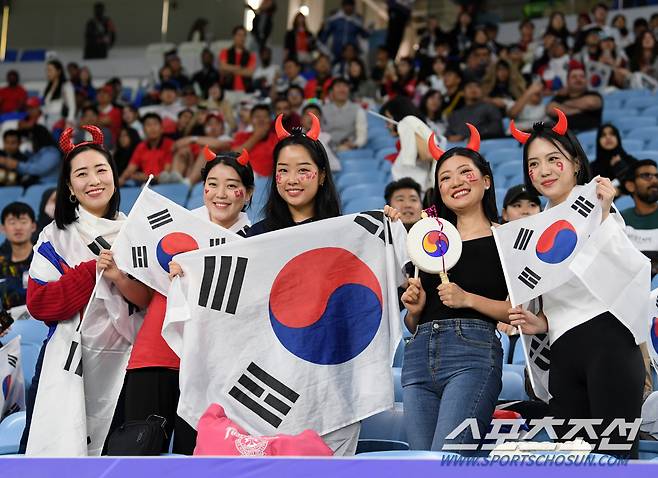 2일(현지시간) 카타르 알와크라 알자누브 스타디움에서 열린 2023 아시아축구연맹(AFC) 카타르 아시안컵 8강전 대한민국과 호주의 경기. 대한민국을 응원하는 팬들 모습. 알와크라(카타르)=박재만 기자pjm@sportschosun.com/2023.02.02/