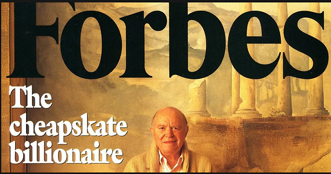 존 클루기를 ‘구두쇠(Cheapskate) 억만장자’라고 소개한 포브스 표지 커버 사진 캡쳐.