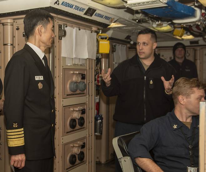 양용모 해군참모총장(왼쪽)이 지난 2일(현지시간) 미국 전략핵잠수함 알래스카함(SSBN-732) 안에서 승조원으로부터 알래스카함의 무장 통제에 대해 설명을 듣고 있다. / 사진=해군