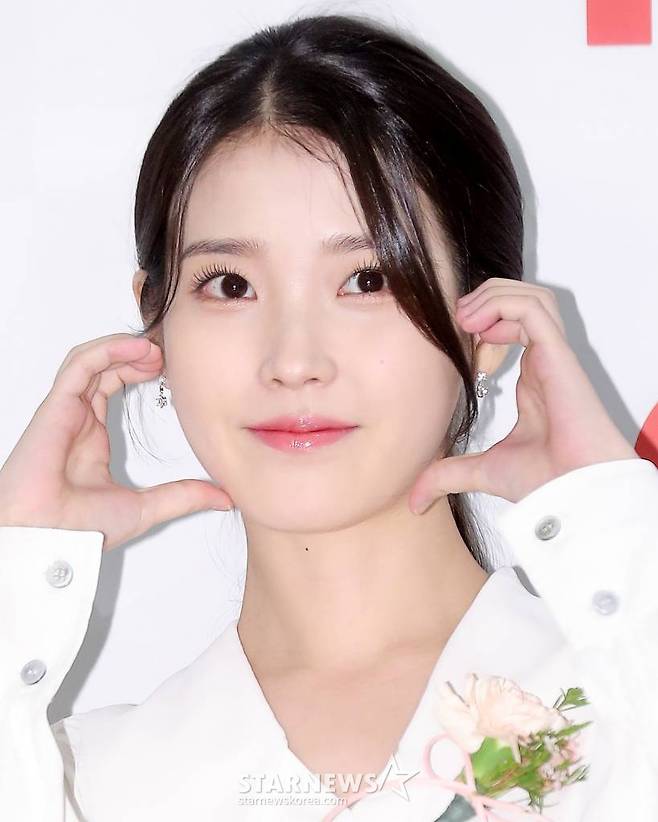 가수 겸 배우 아이유(이지은)가 23일 오후 서울 영등포구 여의도동 중소기업중앙회에서 열린 제42회 영화평론가협회상(영평상)에 참석해 포즈를 취하고 있다. 2022.11.23 /사진=김창현 기자 chmt@