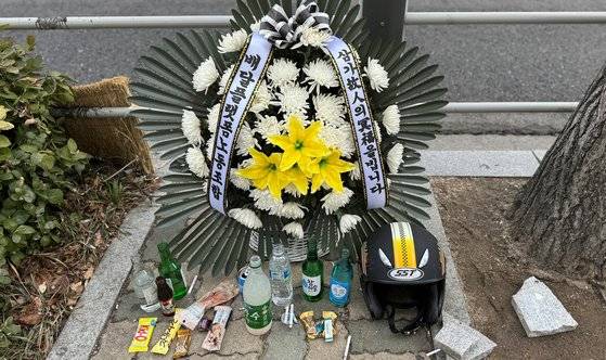 4일 서울 논현동 한 인도에 지난 3일 음주운전 차량 교통사고로 숨진 배달기사 A씨를 추모하는 공간이 마련됐다. 이보람 기자