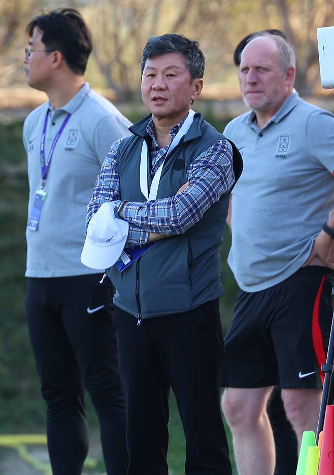 4일(현지시간) 카타르 도하 알에글라 훈련장에서 정몽규 대한축구협회장이 선수들 훈련 모습을 지켜보고 있다. 연합뉴스