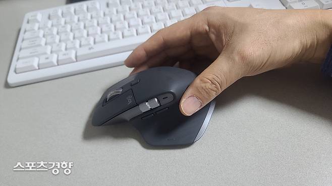 짙은 그레이 색상. 키보드가 검정색이고 데스크 상판이 우드 목재라면 잘 어울리는 색상은 그레이 컬러다. 사진 | 손재철기자