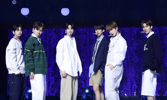 그룹 TWS(투어스) 영재, 지훈, 한진, 도훈 경민, 신유가 22일 오후 서울 용산구 블루스퀘어 마스터카드홀에서 열린 데뷔 미니 1집 'Sparkling Blue' 발매 기념 미디어 쇼케이스에 참석해 타이틀곡 '첫 만남은 계획대로 되지 않아' 무대를 선보이고 있다. 투어스는 플레디스 엔터테인먼트(이하 플레디스)가 세븐틴 이후 9년 만에 선보이는 보이그룹이다. 팀명 투어스는 ‘트웬티 포 세븐 위드 어스’의 줄임말로 ‘하루 24시간 일주일 내내 함께’라는 의미를 담았다. 서병수 기자 qudtn@edaily.co.kr /2024.01.22/