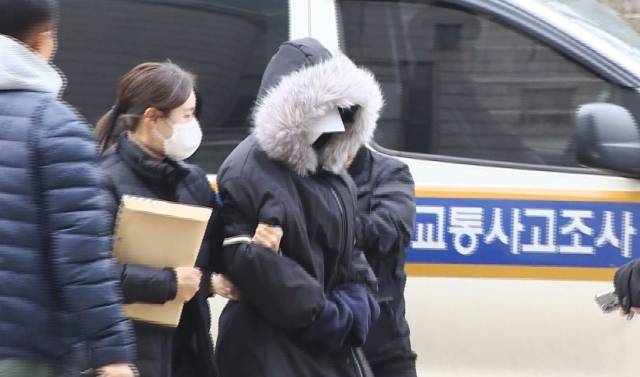 만취 상태로 운전하다 배달 오토바이를 몰던 50대 남성과 추돌 후 적절한 구호 조치를 하지 않았다는 논란이 불거진 20대 여성 안모씨가 5일 영장실질심사에 출석하고 있다. 연합뉴스