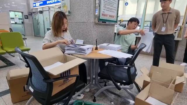 ▲8천 페이지 검찰특수활동비 자료를 정리하고있는 홍봄·이창호 기자. ⓒ필자 제공