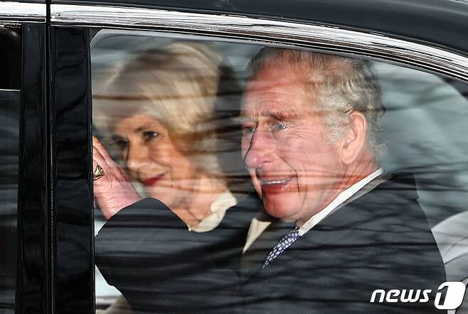 찰스 3세 영국 국왕이 6일 (현지시간) 암 통원 치료를 받기 위해 카밀라 왕비와 런던 클래런스 궁에서 차량을 타고 떠나고 있다. 2024. 2. 7 ⓒ AFP=뉴스1 ⓒ News1 우동명 기자
