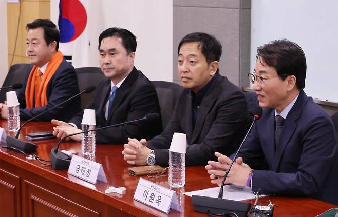 김용남 개혁신당 정책위의장(왼쪽부터), 김종민 새로운미래 공동대표, 금태섭 새로운선택 공동대표, 이원욱 무소속(원칙과상식) 의원이 7일 국회에서 '제3지대 제 정당 통합 추진위' 회동을 진행 중이다. 연합뉴스