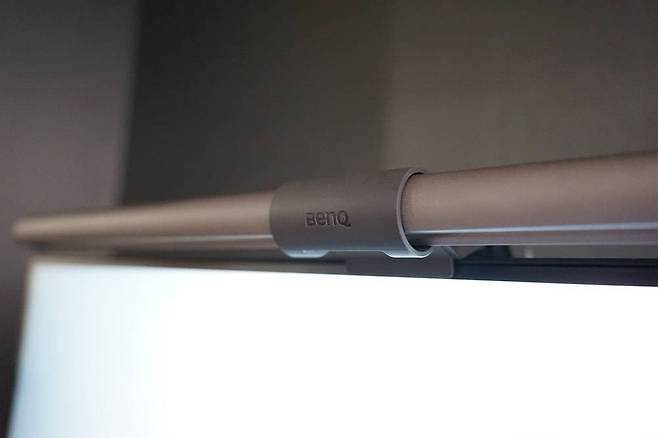 스크린바 헤일로는 모니터 상단에 거치해 놓고 쓰는 조명이다 / 출처=IT동아