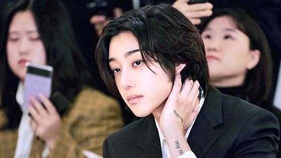 더블랙레이블 소속 가수 로렌(본명 이승주). 사진 로렌 인스타그램