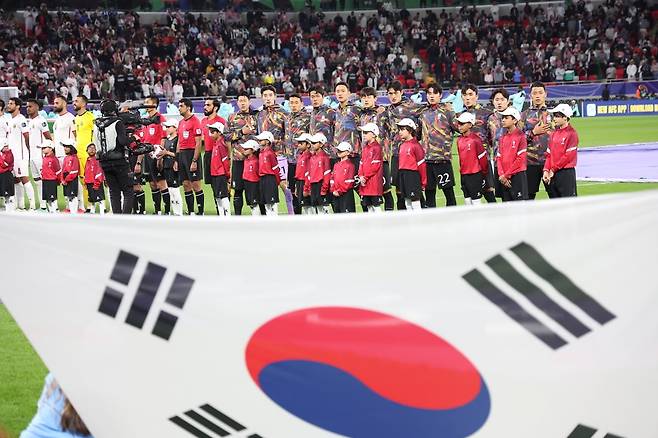 대한민국 축구대표팀 선수들이 6일(현지시간) 카타르 알라이얀 아흐메드 빈 알리 스타디움에서 열린 2023 아시아축구연맹(AFC) 카타르 아시안컵 4강전 요르단과 대한민국의 경기에서 애국가를 부르고 있다. / 사진=뉴스1