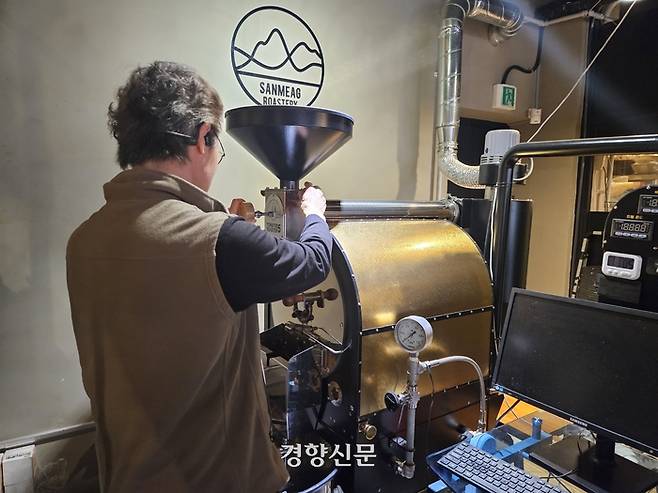 지난달 30일 서울 서대문구에서 만난 김도일씨가 카페의 커피머신을 손보고 있다. 김송이 기자