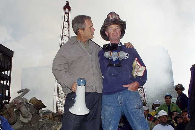 2001년 9월 14일 조지 W. 부시 당시 미국 대통령이 9·11 테러 현장에서 전직 소방관 밥 벡위드의 어깨를 감싼 채 연설을 하고 있다. AP 연합뉴스