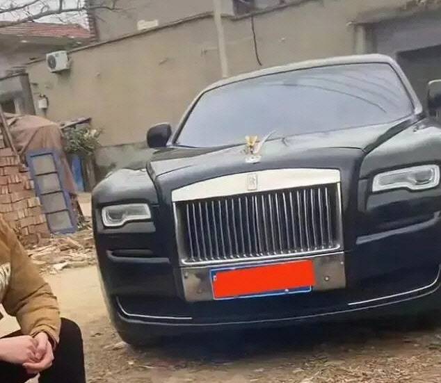 중국 베이징의 한 렌트카 업체에 방문한 고객이 롤스로이스 팬텀을 빌리기 위해 상담하고 있다. (사진=바이두 홈페이지 화면 갈무리)