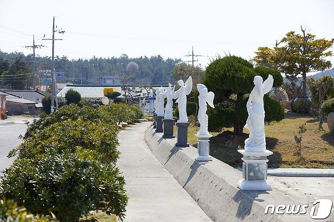 전남 신안군 하의도 야외 조각 미술관에 설치된 천사 조각작품 모습. (신안군 제공) 2024.2.8/뉴스1