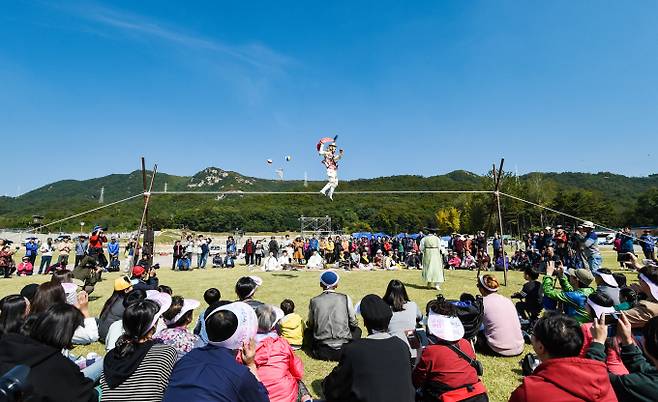 양주 회암사지 왕실 축제 중에 펼쳐진 외줄 타기 공연. /사진제공=양주시