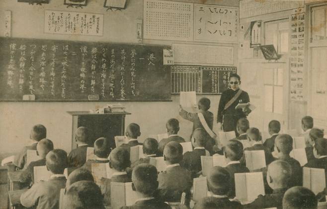 표준어 정책은 일제강점기에 만들어진 것이 그대로 이어졌지만, 정작 일본은 패전 이후 도쿄말 중심 표준어 개념 자체를 버렸다. 일제강점기인 1933년 마산공립보통학교의 일본어 수업 모습. 경남창원교육지원청 누리집 갈무리