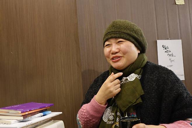 2024년 1월23일 강원도 강릉시 강릉역 앞 한 카페에서 만난 김혜경 강릉사투리보존회 사무국장. 김양진 기자