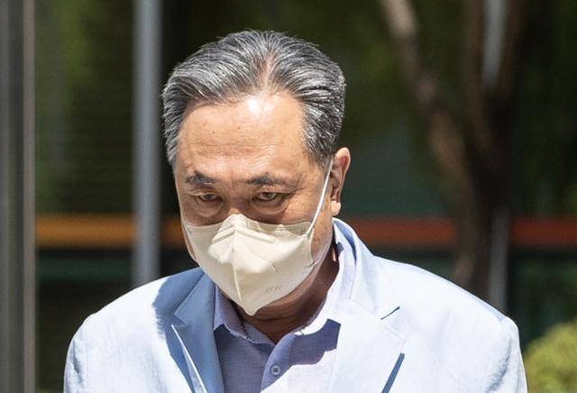 뒷돈 수수 의혹을 받는 박차훈 전 새마을금고중앙회 회장이 지난해 8월 8일 서울동부지법에서 열린 구속 전 피의자 심문(영장실질심사)에 출석하고 있다. 뉴스1