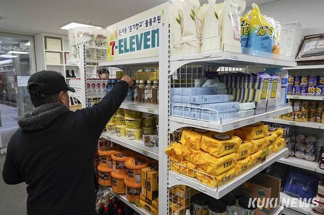 8일 서울 종로구 돈의동 온기창고 2호점에 후원된 물품들. 사진=임형택 기자