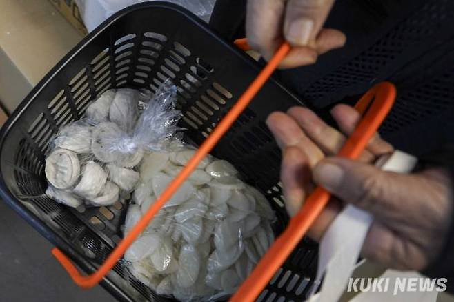 설 연휴를 하루 앞둔 8일 서울 종로구 돈의동 쪽방촌 주민이 온기창고에서 떡국떡과 만두를 구매했다. 사진=임형택 기자