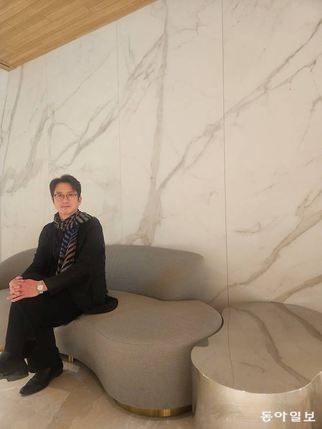 정준호의 옆 자리는 늘 사람들에게 열려 있다. 그에게 사람은 평생 차곡차곡 인생을 채워주는 적금이다. 유재영 기자 elegant@donga.com