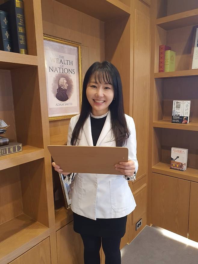 배해정 약사가 방송 촬영 준비를 하고 있다. 전 대표는 MCN 사업도 한다. 윤현주 기자