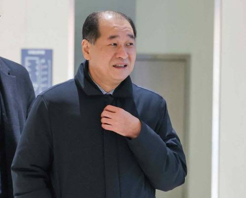 이차전지 투자 열풍을 주도하며 이른바 ‘밧데리 아저씨’로 알려진 박순혁 전 금양 홍보이사가 지난해 12월 27일 오전 서울 영등포구 한국거래소에서 열린 ‘불법 공매도 방지를 위한 전산화 토론회’에 참석하기 위해 회의장으로 향하고 있다. 연합뉴스