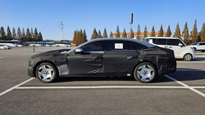 제네시스 'G80 전동화모델 롱휠베이스' (출처 : 구독자 제보)