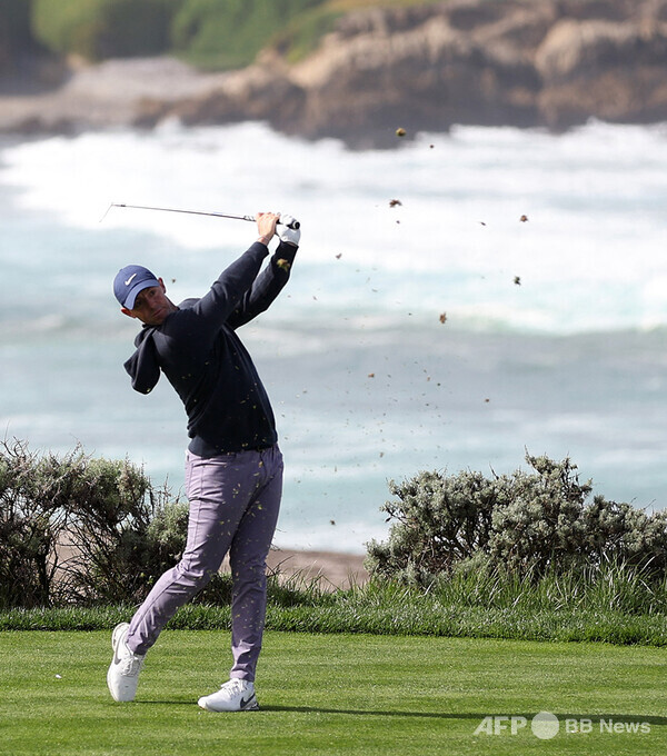균형 잡힌 멋진 골프 스윙을 구사하는 미국프로골프(PGA) 투어 멤버 로리 맥길로이. 사진제공=ⓒAFPBBNews = News1
