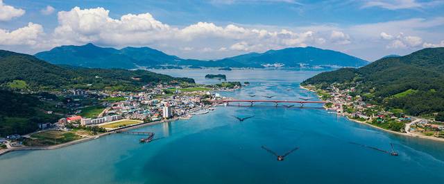 창선교와 남해 지족해협 죽방렴. 물살이 전국에서 세 번째로 세다고 하는 창선교 아래의 바다에 명승 제71호이자 국가중요어업유산 제3호인 죽방렴이 설치돼있다.